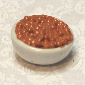 Skål med bakade bönor; skala 1:12; skala 2,5 cm; minigrönsaker; tillbehör; dockskåpsminiatyr