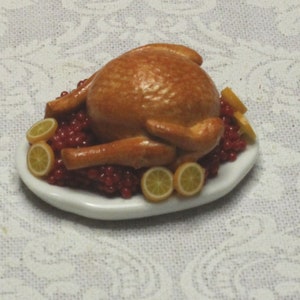 Pavo a media escala con arándanos; escala 1:24; cena de Acción de Gracias; alimentos en miniatura para casas de muñecas; alimentos a media escala; pavo asado en bandeja