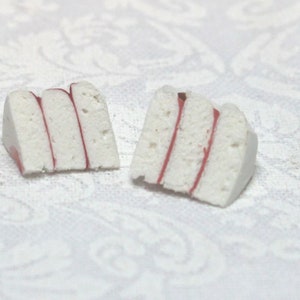 Rebanadas de pastel blanco con relleno de frambuesa; escala 1:12; escala de una pulgada; 2 rebanadas; 3 capas; pastel texturizado; hecho a mano; realista; glaseado blanco