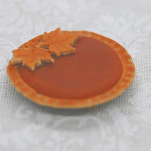 Ciasto dyniowe z liśćmi ciasta francuskiego; skala jednocalowa; skala 1:12; deser; Święto Dziękczynienia; miniaturowe potrawy z domku dla lalek; miniaturowe ciasta