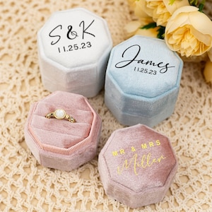 パーソナライズされたトリプルスロットベルベットリングボックス、結婚式用のカスタムリングボックス、婚約プロポーズリングボックス、彼女へのバレンタインデーギフト