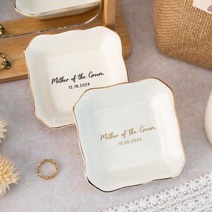 Plato de baratijas personalizado para la madre de la novia/novio, plato de anillo con texto personalizado, bandeja de baratijas de boda, regalo de despedida de soltera, regalo para mamá, madrastra