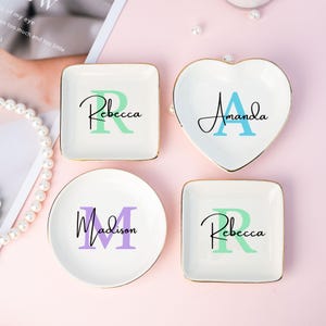 Plato de joyería con inicial personalizada y nombre, plato para anillo con letra personalizada, regalo para dama de honor de boda, regalo de cumpleaños para amiga, regalos para mamá, ella