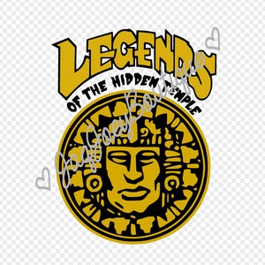 Puede incluir: Un logotipo amarillo y negro con el texto "Legends of the Hidden Temple" en una fuente estilizada. El logotipo presenta un diseño circular con una cara estilizada en el centro.