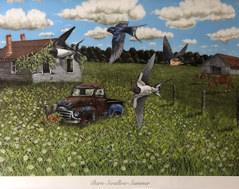 Könnte beinhalten: Ein Gemälde, das eine ländliche Szene mit einem rostigen LKW, einer Scheune und einem Bauernhaus zeigt. Vier Rauchschwalben fliegen im blauen Himmel über einem Feld mit grünem Gras und weißen Blumen. Das Gemälde trägt den Titel "Barn Swallow Summer".