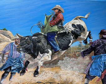 Könnte beinhalten: Ein Gemälde eines Bullenreiters in rotem Hemd, blauer Jeans und beigem Hut auf einem bockenden schwarz-weißen Bullen. Zwei Rodeo-Clowns in blauen Jeans-Chaps und Hemden stehen auf beiden Seiten des Bullen vor einem hellblauen Himmel.