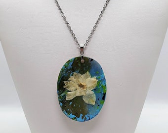 Oval Mother of Pearl & Dry Flower Necklace