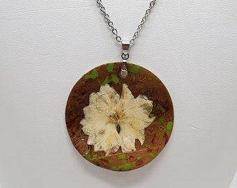 Round Mother of Pearl & Dry Flower Necklace