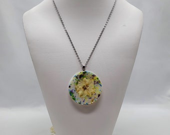 Round Mother of Pearl & Dry Flower Necklace