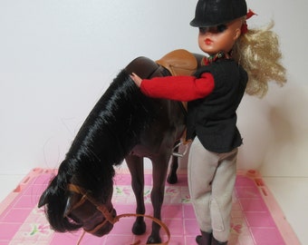 Schöne Sindy Puppenreiterin mit beweglichem Pferd Equestrain 1980