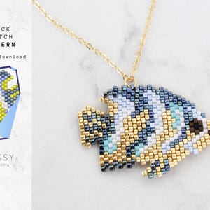 Op de afbeelding: Een gouden ketting met een kralenvis-hanger. De vis is gemaakt met blauwe, witte, gouden en bruine kralen in een baksteenpatroon.