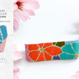 Op de afbeelding: Een kleurrijk peyote-steek armbandpatroon met een bloemenontwerp met oranje, roze, blauwe, groene en paarse kralen. Het patroon is beschikbaar voor directe download. "Peyote Bracelet Pattern" en "Instant download" staan in witte tekst op een roze achtergrond.