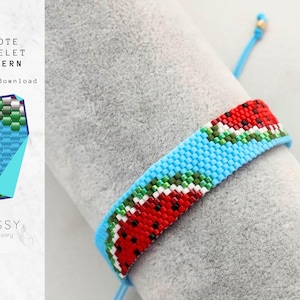 Puede incluir: Un brazalete de cuentas azul y rojo con un diseño de sandía. El brazalete está hecho con el punto peyote y está sobre un fondo blanco. El texto "PEYOTE BRACELET PATTERN" y "Instant download" está en el lado izquierdo de la imagen.