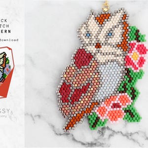 Könnte beinhalten: Ein Perlenfuchs mit roten, rosa und grünen Blumen. Der Fuchs ist aus weißen, silbernen und orangefarbenen Perlen gefertigt. Der Fuchs trägt ein rotes Perlenhalsband. Der Fuchs sitzt auf einem weißen Hintergrund. Ziegelmuster.