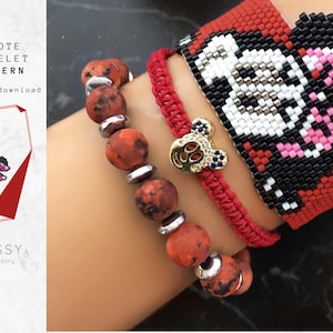 Pode incluir: Um bracelete vermelho, preto e branco com um laço rosa e um amuleto de Mickey Mouse dourado. O bracelete está no pulso de uma pessoa, juntamente com um bracelete de corda vermelha e um bracelete com contas vermelhas e marrons.