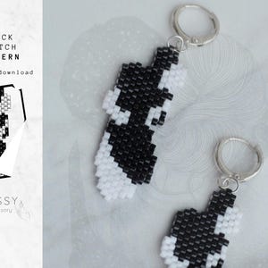 Może przedstawiać: Czarno-biały brelok do kluczy w kształcie buta sportowego wykonany z koralików. Brelok jest przymocowany do srebrnego kółka na klucze. Obrazek zawiera również schemat wzoru ściegu ceglanego.