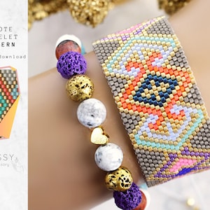 Puede incluir: Un brazalete de cuentas de colores con un patrón geométrico. El brazalete está hecho con punto de peyote y presenta una variedad de colores, incluyendo rojo, naranja, amarillo, verde, azul y morado. El brazalete también está adornado con cuentas doradas y un dije en forma de corazón.