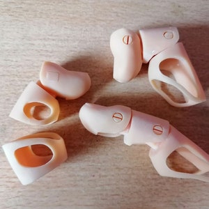 Puede incluir: Cuatro piezas de plástico para muñecas de color melocotón claro. Las piezas son para los brazos y las piernas de una muñeca. Cada pieza tiene un pequeño agujero para sujetarla al cuerpo de la muñeca.