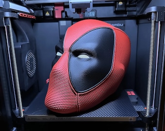 Casco texturizado estilo cómic de Deadpool: accesorio de cosplay, arte de fan con gran detalle, ajuste ajustable, máscara de disfraz de Comic Con, acabado en rojo y negro.