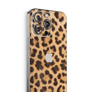 Könnte beinhalten: Eine Handyhülle mit braunem und schwarzem Leopardenmuster für ein iPhone 14 Pro Max.