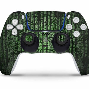 Könnte beinhalten: Ein weißer PlayStation 5 DualSense-Controller mit einem schwarzen und grünen Design, das ein sich wiederholendes Muster aus grünen Zahlen auf schwarzem Hintergrund aufweist.