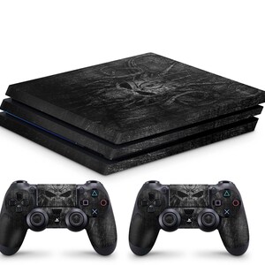 Könnte beinhalten: Eine schwarze PlayStation 4 Konsole mit Holzmaserung und zwei passenden schwarzen Controllern.