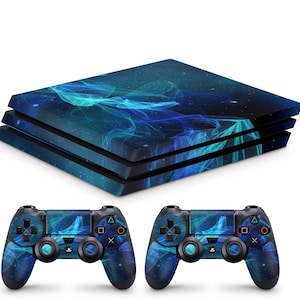 Könnte beinhalten: Eine blaue und schwarze PlayStation 4 Konsole mit zwei passenden Controllern. Die Konsole und die Controller haben ein wirbelndes, abstraktes Design in Blau und Schwarz.