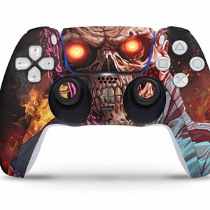 Könnte beinhalten: Ein weißer PlayStation 5 DualSense-Controller mit einer benutzerdefinierten Haut, die einen feurigen Schädel mit glühenden roten Augen zeigt. Der Schädel ist von Flammen und Rauch umgeben.
