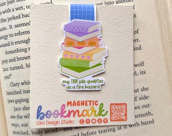 Mi pila de libros TBR se considera un peligro de incendio Marcador magnético / Marcador de libros l Marcador kawaii, amante de los libros, marcapáginas hecho a mano