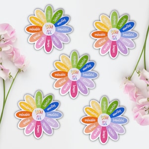 Pu&ograve; includere: Quattro carte di affermazione a forma di margherita colorate con il testo "You Are" al centro e affermazioni positive intorno ai petali. Le affermazioni includono "lovable", "talented", "worthy", "beautiful", "strong", "capable", "brave", "special", "enough", "valuable", e "wonderful".