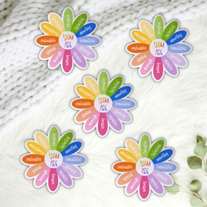 Pu&ograve; includere: Quattro adesivi colorati a forma di fiore con il testo "You Are" al centro e affermazioni positive intorno ai petali. Le affermazioni includono parole come "amabile", "talentuoso", "degno", "bello", "speciale", "forte", "coraggioso", "capace", "abbastanza", "meraviglioso" e "prezioso".