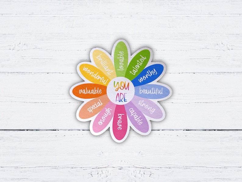 Pu&ograve; includere: Un adesivo colorato a forma di margherita con le parole "You Are" al centro e affermazioni positive intorno ai petali, tra cui "talented", "worthy", "beautiful", "strong", "capable", "enough", "special", "valuable", "wonderful", "brilliant", "lovable".