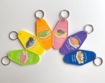 Llavero de Motel Gatos, Café y Libros / Diseño original en ambos lados / Llaveros con forma de gato / Llavero de café / Llavero con forma de libro / Accesorio para amantes de los libros