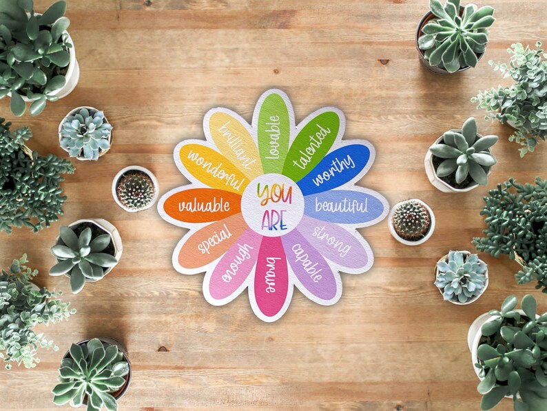Pu&ograve; includere: Un poster di affermazione a forma di fiore colorato con le parole "You Are" al centro e affermazioni positive intorno ai petali, come "brillante", "amabile", "talentuoso", "degno", "bello", "forte", "capace", "abbastanza", "speciale", "prezioso", "meraviglioso".