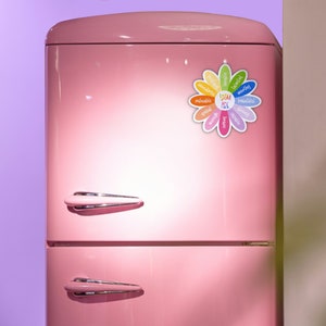 Pu&ograve; includere: Un frigorifero rosa con un magnete a forma di fiore sulla porta. Il magnete ha la parola "YOU" al centro ed &egrave; circondato da parole come "valuable", "special", "unique", "amazing", "beautiful", "kind", "strong", "friendly", "wonderful", "inspiring", e "creative".
