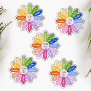 Pu&ograve; includere: Quattro adesivi colorati a forma di fiore con le parole "You Are" al centro e affermazioni positive intorno ai petali. Le affermazioni includono parole come "amabile", "talentuoso", "degno", "bello", "forte", "capace", "speciale", "abbastanza", e "coraggioso".