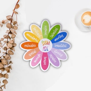 Pu&ograve; includere: Un adesivo colorato a forma di margherita con le parole "You Are" al centro e affermazioni positive intorno ai petali, tra cui "brillante", "amabile", "talentuoso", "degno", "bello", "forte", "capace", "coraggioso", "abbastanza", "speciale", "prezioso" e "meraviglioso".