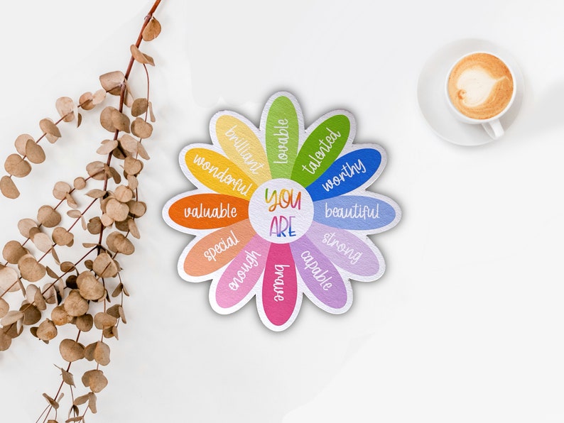 Pu&ograve; includere: Un adesivo colorato a forma di margherita con le parole "You Are" al centro e affermazioni positive intorno ai petali, tra cui "brillante", "amabile", "talentuoso", "degno", "bello", "forte", "capace", "coraggioso", "abbastanza", "speciale", "prezioso" e "meraviglioso".