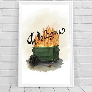 Peut inclure: Impression d'art encadrée représentant une benne à ordures verte en feu. Le mot "Welcome" est écrit en noir au-dessus des flammes. Un sac poubelle noir et une bouteille sont à côté de la benne.
