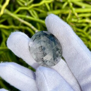 驚くほど高品質の 100% 天然ブラック ルチル クォーツ。楕円形にカットされたルース ジェムストーン。手作業で研磨されたジュエリーメイキング。29 x 24 MM、26.00 カート。