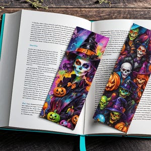 Puede incluir: Dos marcadores de libros con tem&aacute;tica de Halloween. Uno presenta a una mujer espeluznante y colorida con una cara de calavera de az&uacute;car y calabazas. El otro presenta a un grupo de brujas y esqueletos con calabazas y murci&eacute;lagos.