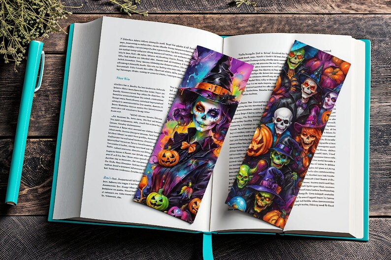 Puede incluir: Dos marcadores de libros con tem&aacute;tica de Halloween. Uno presenta a una mujer espeluznante y colorida con una cara de calavera de az&uacute;car y calabazas. El otro presenta a un grupo de brujas y esqueletos con calabazas y murci&eacute;lagos.