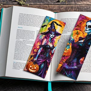 Puede incluir: Dos marcadores de libros coloridos con un tema del D&iacute;a de Muertos. Un marcador muestra a una mujer con una cara de calavera de az&uacute;car usando un sombrero de bruja y sosteniendo una calabaza. El otro marcador muestra a una mujer con una cara de calavera de az&uacute;car usando una chaqueta negra y sosteniendo una calabaza. Ambos marcadores tienen un dise&ntilde;o vibrante y colorido.