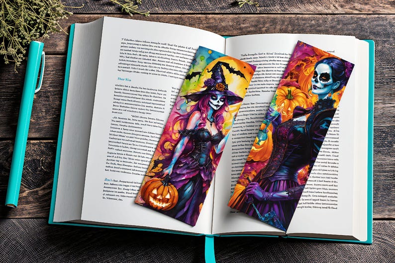 Puede incluir: Dos marcadores de libros coloridos con un tema del D&iacute;a de Muertos. Un marcador muestra a una mujer con una cara de calavera de az&uacute;car usando un sombrero de bruja y sosteniendo una calabaza. El otro marcador muestra a una mujer con una cara de calavera de az&uacute;car usando una chaqueta negra y sosteniendo una calabaza. Ambos marcadores tienen un dise&ntilde;o vibrante y colorido.