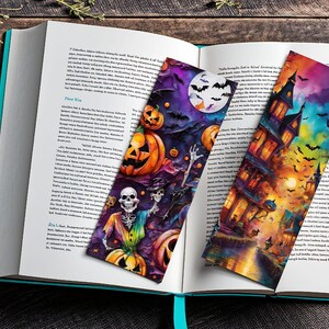 Puede incluir: Tres marcadores de libros con tem&aacute;tica de Halloween con ilustraciones coloridas. Un marcador presenta una casa encantada con murci&eacute;lagos volando a su alrededor, otro tiene un esqueleto con calabazas y el &uacute;ltimo tiene una casa encantada con una calabaza.