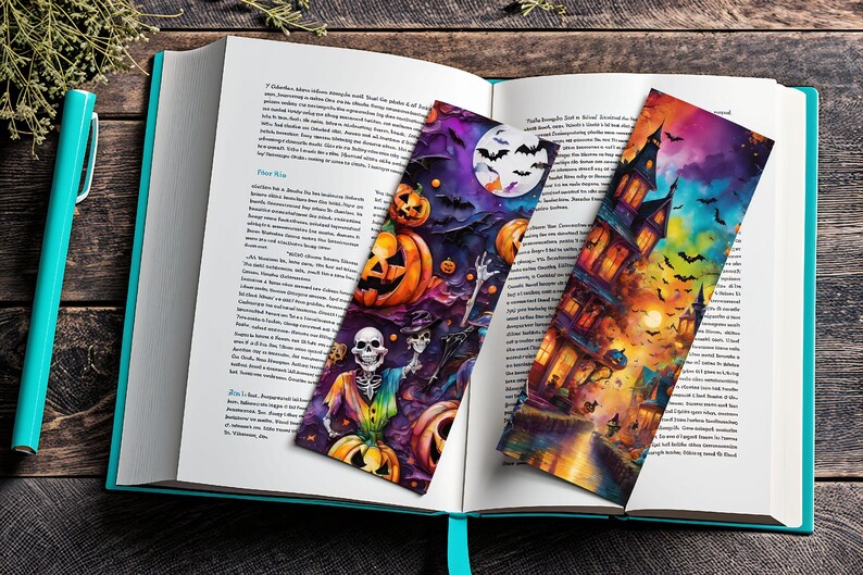 Puede incluir: Tres marcadores de libros con tem&aacute;tica de Halloween con ilustraciones coloridas. Un marcador presenta una casa encantada con murci&eacute;lagos volando a su alrededor, otro tiene un esqueleto con calabazas y el &uacute;ltimo tiene una casa encantada con una calabaza.