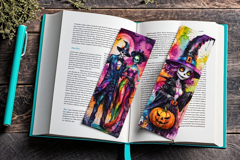 Puede incluir: Dos marcadores de libros con tem&aacute;tica de Halloween. Uno presenta una pareja con trajes coloridos, el otro una bruja sosteniendo una calabaza. Ambos marcadores est&aacute;n pintados en estilo acuarela.