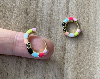 Bunte Creolen, Emaille Creolen, Vintage Emaille Ohrring, Boho umarmt Ohrring, Gold Creolen, handgemachte Ohrringe für Frauen