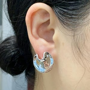 Unregelmäßige Ohrstecker, konkave Ohrstecker, Sterlingsilber Ohrstecker, moderne minimalistische Ohrringe, abstrakte Ohrringe, coole Ohrringe, Geschenk für sie