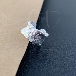 Orecchino martellato con argento sterling, orecchino testurizzato senza piercing, orecchino unisex, ampio involucro per le orecchie, polsini per cartilagine delicati, orecchino singolo